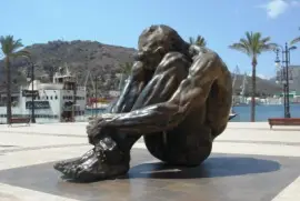 estatua en el puerto-cartagena
