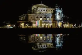 Reflejo Fuente De La Casa De Opera Semperoper