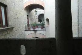 Rondando el bello edificio