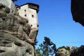 Meteora es una regiÃ³n famosa por sus monasterios en lo alto de las peÃ±as.