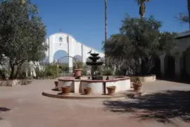 El patio de la MisiÃ³n