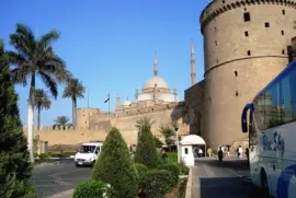 Mezquita y fortaleza en El Cairo, Egipto.