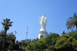 Estatua en mirador de Santiago de Chile.