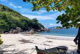 Praia e barco