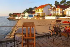 TERRASSE SUR LE BORD