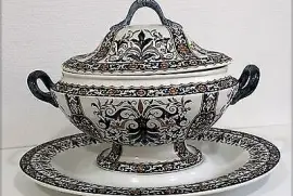 GIEN, Imposante soupière à couvercle sur plat de s