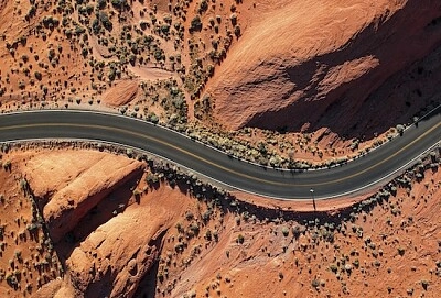 美國內華達州一條蜿蜒道路的鳥瞰圖
