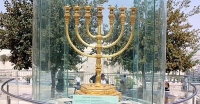 תחנה ראשונה משחק ממנורה למנורה