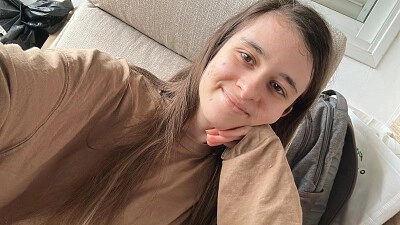 בחורה בחולצה חומה