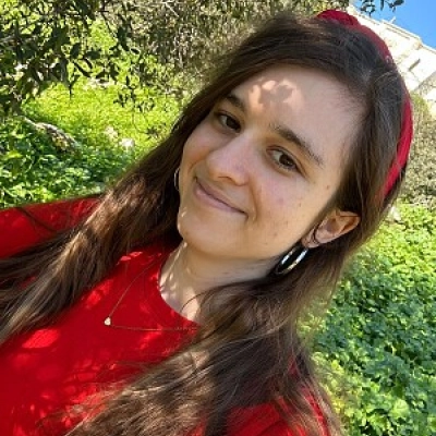 בחורה בחולצה אדומה