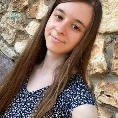 בחורה בשמלה כחולה