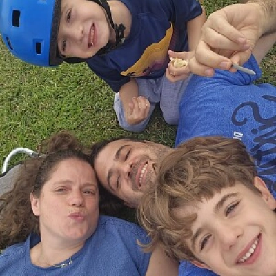 המשפחה של אלמוג