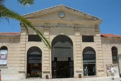 entrada principal del mercado de Hanias, el Ágora