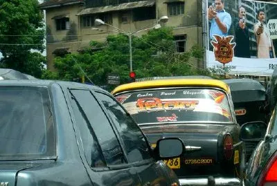 Concurrido tráfico de taxis en Mumbai, India