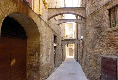 Pequeña calle en Volterra, Toscana, Italia