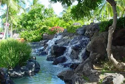 Tropischer Wasserfall in Waikiki Beach