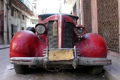 Vecchia automobile per le strade dell'Avana, Cuba