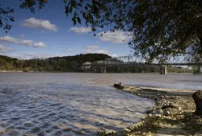 Puente de carretera y costa fangosa grande
