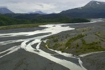 Río trenzado fuera de la llanura