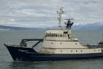 卡奇馬克灣的M / V Tiglax