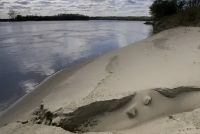Duna de arena al borde del río Missouri