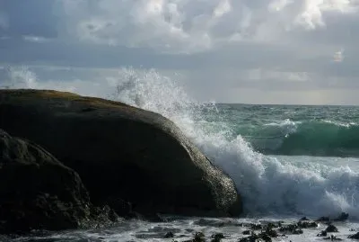 海浪濺到岸上