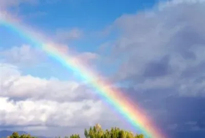 En regnbåge på himlen