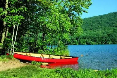 一條船和一個湖