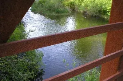Ein Zaun und ein Fluss