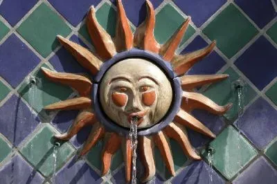 Solformad fontän