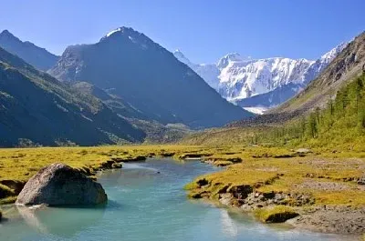 Планински пейзаж и поток