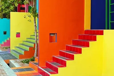 Escalera de vivienda colorida