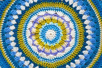 Kolorowa nić do dziania, szalik z dzianiny