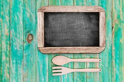 Tablica menu z drewnianą łyżką i widelcem