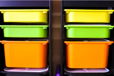 2 Reihen bunte Plastikbehälter bei Kindern