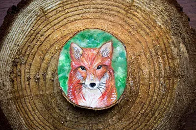 Animale della foresta dipinto su un pezzo di legno tagliato. Beau