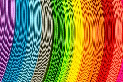 פאזל של רצועות נייר בצבעי הקשת כתפאורה צבעונית