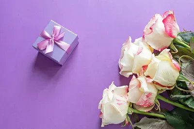 Flores festivas, composição de rosa inglesa em um purp