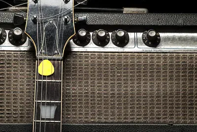 Guitarra amplificada e elétrica