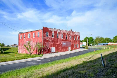 Bâtiment de campagne rouge