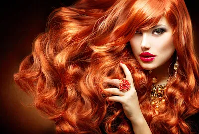 pelo rojo largo y rizado