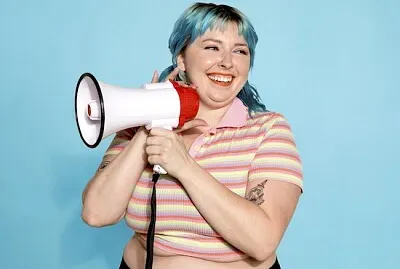 פאזל של אישה עם מגפון