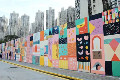 Kulturelles Geschichtenerzählen auf Stadtmauern