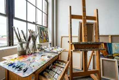 פאזל של פינת הסטודיו הצבעונית של האמנים