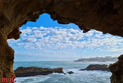 פאזל של Vue sur le phare de Biarritz depuis la roche percé