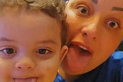 Fazendo careta com a mamãe