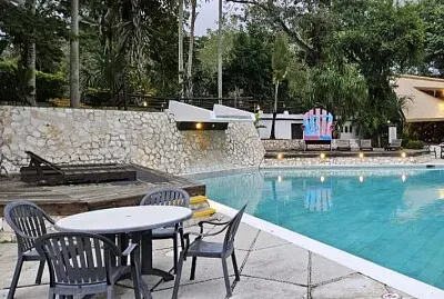 בריכה במלון