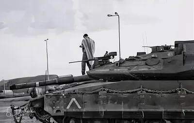 חייל על טאנק