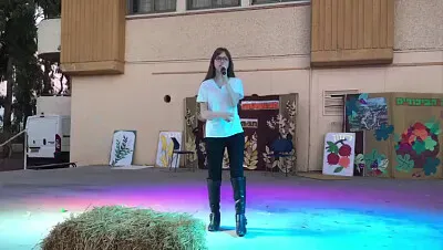 ידידתי היקרה גיל בהופעה בבית הספר