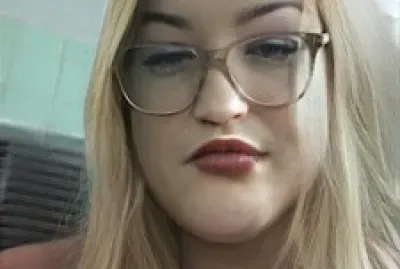 פאזל של rubia con lente 3